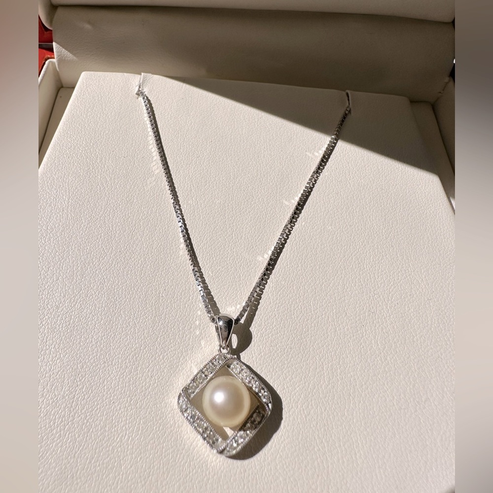 14k white gold, cultured pearl, and diamond pendant necklace